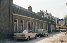 853261 Gezicht in de Lijnpadstraat te Utrecht; op de achtergrond de Catharijnesingel.